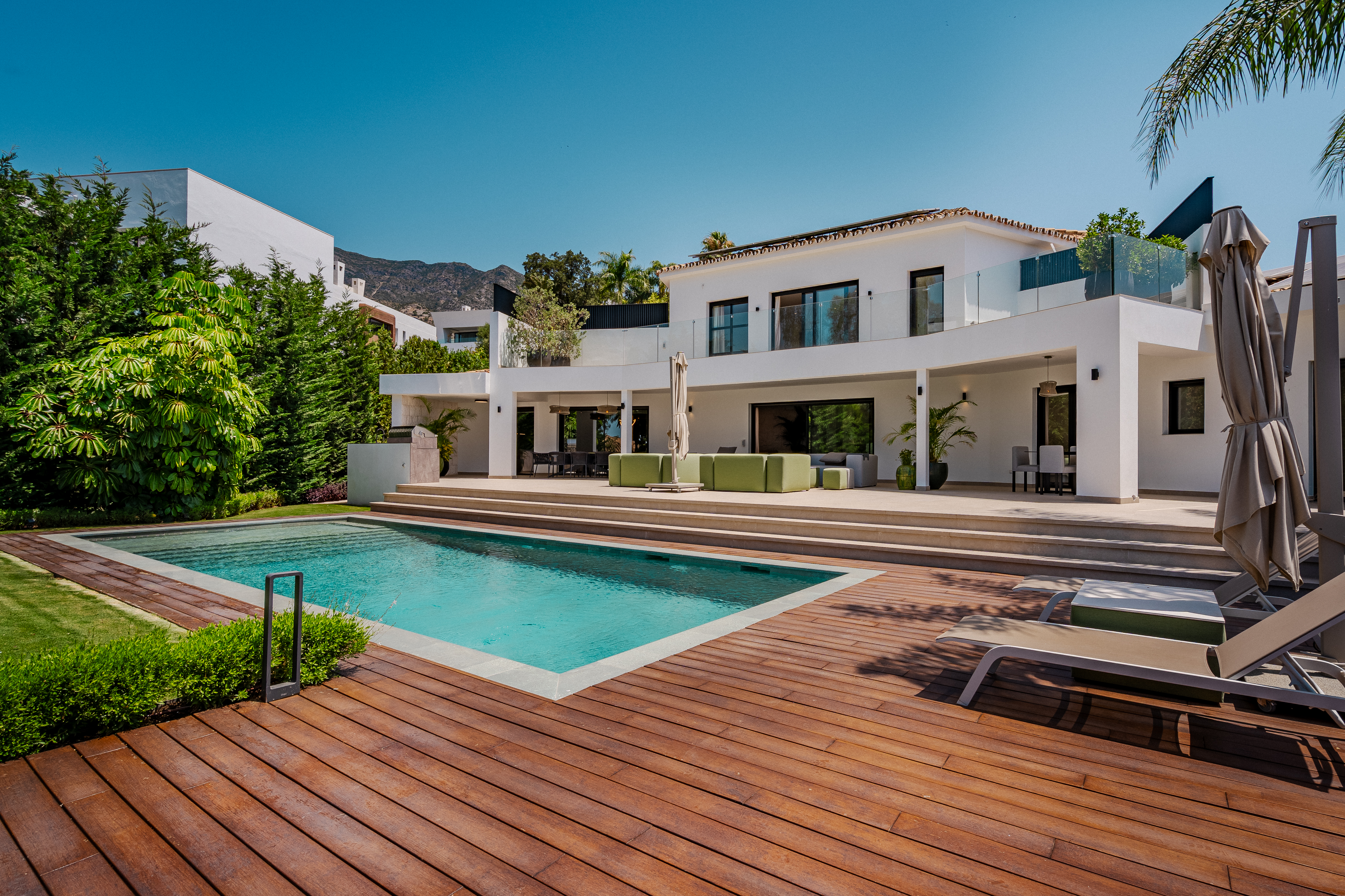 Villa moderna con piscina y vistas en la Costa del Sol